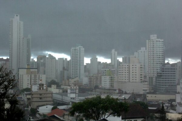 Previsão de chuva volumosa para Balneário Camboriú nos próximos dias